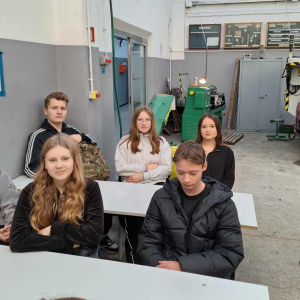 Uczniowie kl. VIII uczestniczą w warsztatach zawodoznawczych.