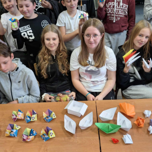 Uczniowie klas IV - VIII prezentują swoje origami.