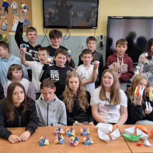 Uczniowie klas IV - VIII prezentują swoje origami.