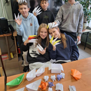 Uczniowie klas IV - VIII prezentują swoje origami.