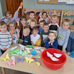 Uczniowie klas "0" - II prezentują swoje origami.