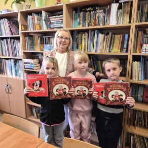 Uczniowie pozują z książkami.