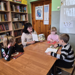 Pani bibliotekarka prezentuje zawartość książki.