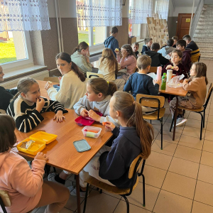 Uczniowie jedzą zdrowe drugie śniadanie