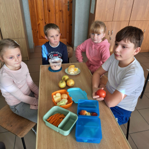 Uczniowie czekają na drugie zdrowe śniaadanie