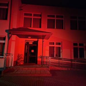 Budynek Publicznej Szkoły Podstawowej w Woli Rusinowskiej podświetlony na czerwono.