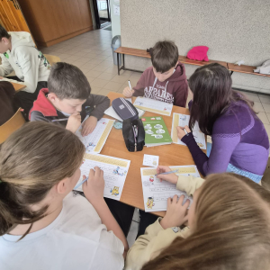 Uczniowie klasy czwartej rozwiązują zagadki matematyczne.