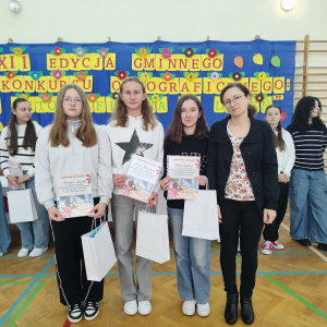 Uczniowie pozuja do wspólnej ortografii