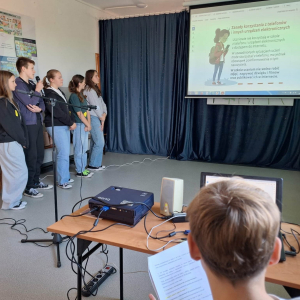  Uczniowie biorą udział w apelu z okazji Apel z okazji Międzynarodowego Dnia Praw Dziecka