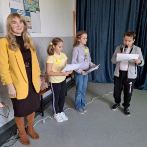  Uczniowie biorą udział w apelu z okazji Apel z okazji Międzynarodowego Dnia Praw Dziecka