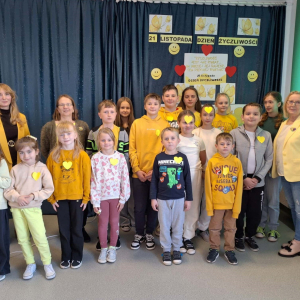 Dzieci pozują do wspólnego zdjęcia po skończonej akademii