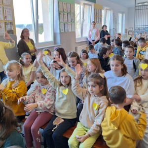 Uczniowie biorą udział we wspólnej zabawie