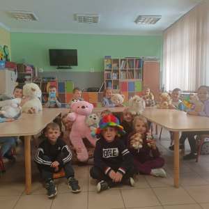 Dzieci prezentują swoje pluszowe maskotki