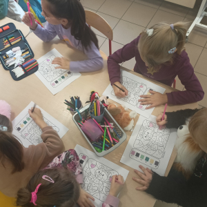 Dzieci kolorują misie