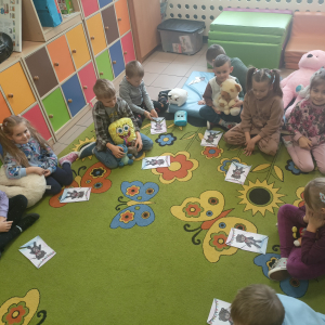 Dzieci układają puzzle