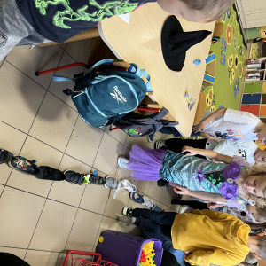 Uczniowie z zapałem wypełniają olbrzymie kolorowanki barwami, skupieni na każdym detalu. 