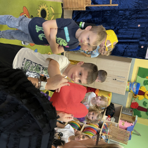 Szymon wbija szpilkę w papierowe serce, aby odkryć imię swojej przyszłej wybranki.