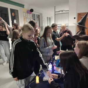 Do poznania przyszłości ustawia się duża grupa chętnych uczniów.