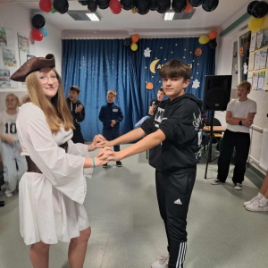 Kornelia  i Nataniel pięknie prezentują się podczas zabawy andrzejkowej