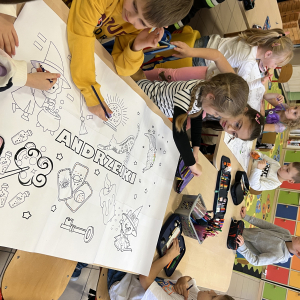 Uczniowie ustawiają buty jeden za drugim podczas andrzejkowej wróżby.