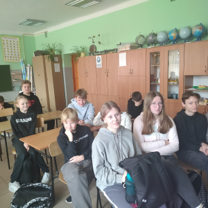 Uczniowie biorą udział w Ogólnopolskiej lekcja online: „Jak chronić swoje dane i nie dać się oszukać w internecie. Lekcja z Cyberdojrzałymi”