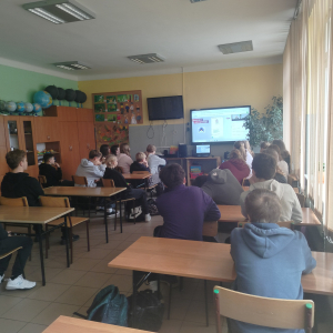 Uczniowie biorą udział w Ogólnopolskiej lekcja online: „Jak chronić swoje dane i nie dać się oszukać w internecie. Lekcja z Cyberdojrzałymi”