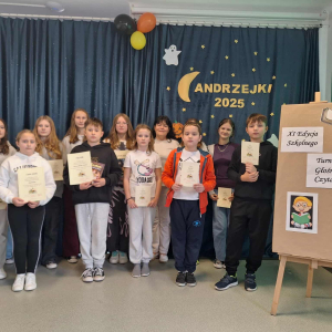 Uczniowie, którzy brali udział w II etapie XI Edycji Szkolnego Turnieju Głośnego Czytania, pozują do wspólnej fotografii wraz z organizatorką turnieju - panią Bogusławą Ziębą.