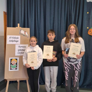 Mistrzowie Głośnego Czytania prezentują swoje nagrody i dyplomy.