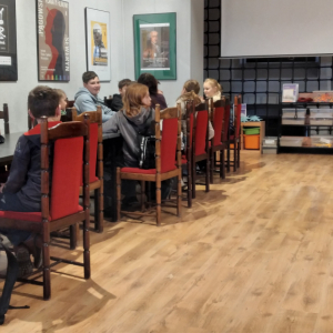 Uczniowie biorą udział w quizie wiedzy przygotowanym przez przewodników