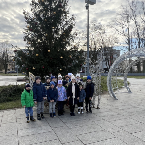  Dzieci pozują na placu SOK, zatrzymując na zdjęciu chwilę wspólnego wyjazdu.