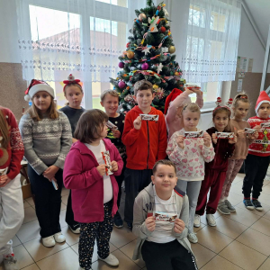 Dzieci cieszą się z otrzymanych słodyczy w ramach realizacji "Programu dla szkół".