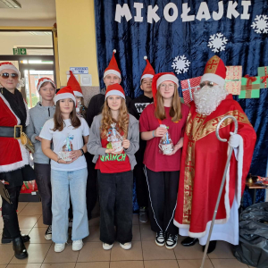 Uczniowie klasy VIII wraz ze św. Mikołajem pozują do wspólnej fotografii.