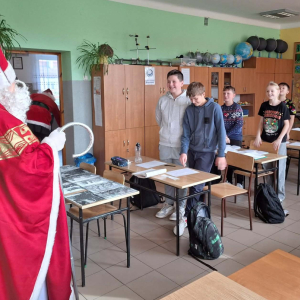 Święty Mikołaj odwiedza klasę VI i VII.