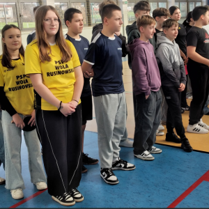 Zawodnicy czekają na wręczenie nagród