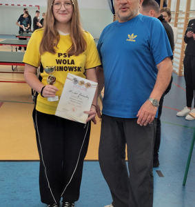 Kornelia jako kapitan drużyny pozuje do zdjęcia 