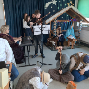 Marcin gra na skrzypcach.