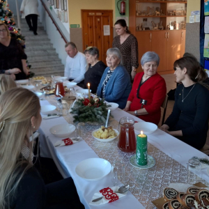 Zaproszeni goście wraz z nauczycielami siedzą przy wspólnym stole.