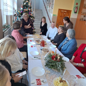 Zaproszeni goście wraz z nauczycielami siedzą przy wspólnym stole.
