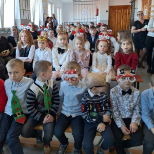 Cała społeczność szkolna wraz z rodzicami i zaproszonymi gośćmi ogląda występ jasełkowy kl. VI i VII.