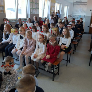 Cała społeczność szkolna wraz z rodzicami i zaproszonymi gośćmi ogląda występ jasełkowy kl. VI i VII.