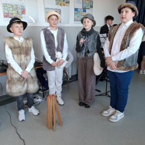 Pasterze śpiewają kolędę.