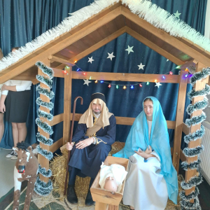 Maryja i Józef siedzą w betlejemskiej szopce.