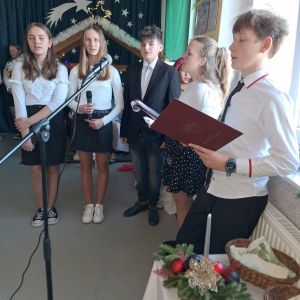 Uczniowie klasy VII śpiewają kolędę.