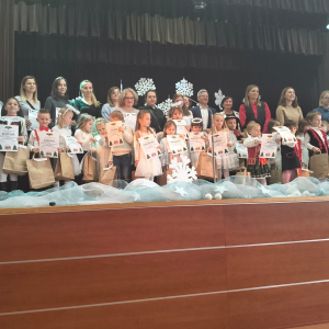 Wszyscy uczestnicy konkursu wraz z nauczycielami przygotowującymi dzieci do występów.