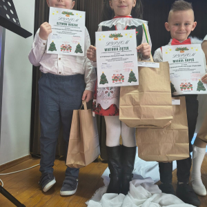 Wiktoria Z., Michał K. i Szymon B. prezentują dyplomy zdobyte w konkursie.