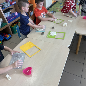 Dzieci lepią swoje dzieła i serca, nadając im wyjątkowy kształt.