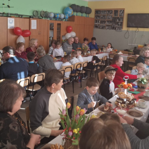 Zaproszenie goście spożywają posiłek przygotowany przez rodziców.