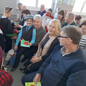 Dziadkowie przytulają swoje wnuki