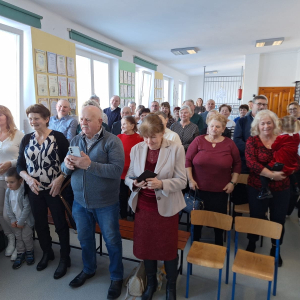 Dziadkowie stoją podczas śpiewania STO LAT