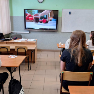 Uczniowie klasy 8 oglądają film edukacyjny.